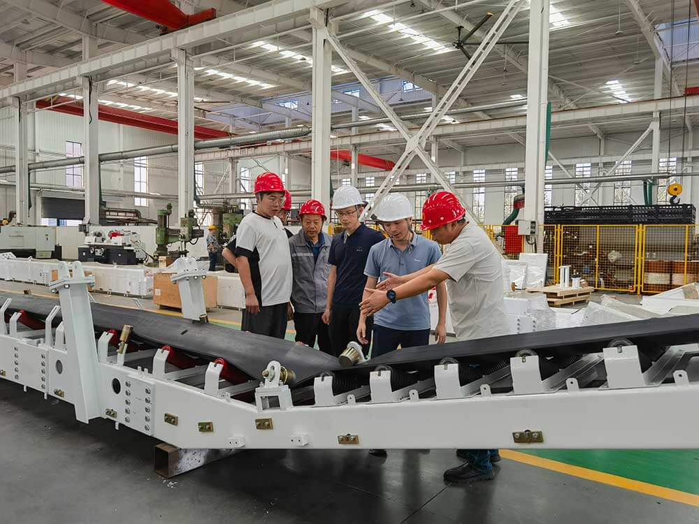 中国铁建领导与工程师交流皮带机